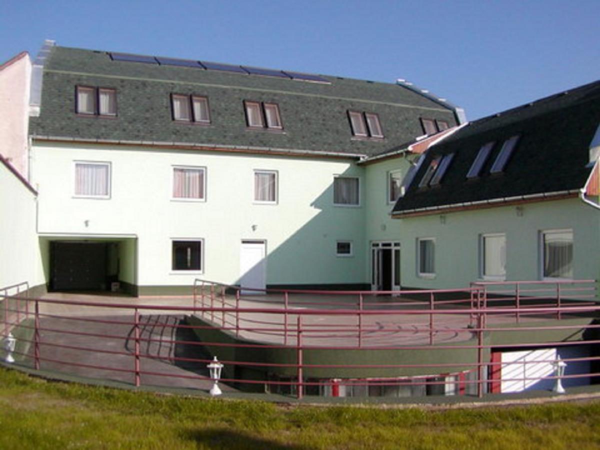 Belvarosi Panzio Debrecen Exterior photo